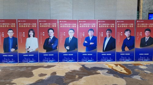 國產(chǎn)大形機器人邁向?qū)嵱没?進工廠貼車標，入家庭疊衣服，全國首開專項賽推動家政服務革新